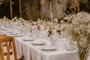 Table de mariage épurée, mariage simple et élégant, mariage minimaliste, décoration de table de mariage, wedding planner provence, wedding planner luberon, organisation de mariage, mariage en provence, mariage provençales, décoration mariage végétales, décoration mariage avec fleurs