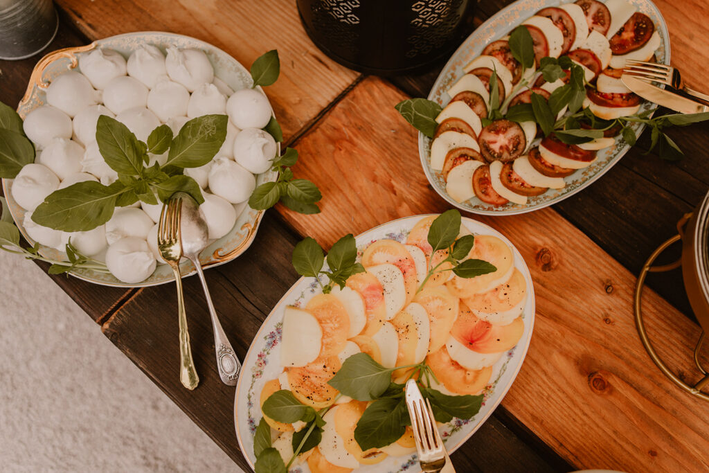 welcom diner , tomates mozzarella , burrata , plat en argent , tables , basilique, mariage sur trois jour en Provence 