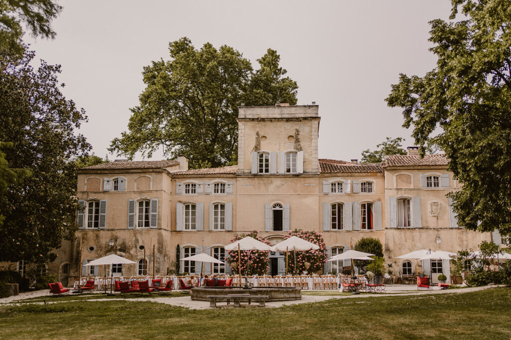 mariage provençales : domaine, parasol, arbre , chaises