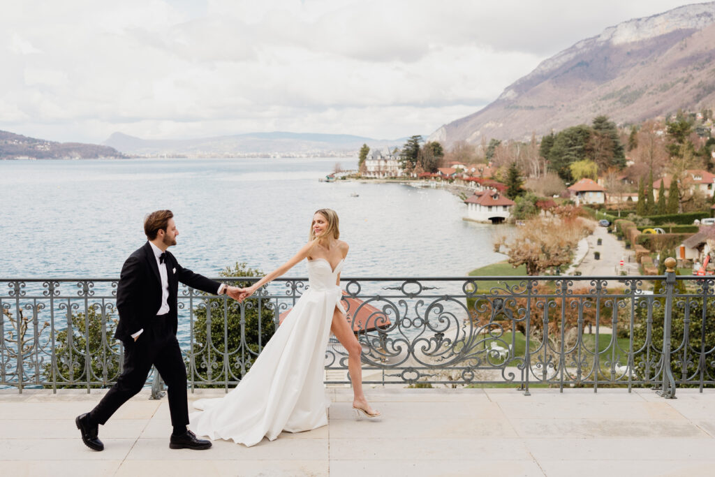 couple, mariée, marié en noir, smoking, vu lac, vu montagne, palace