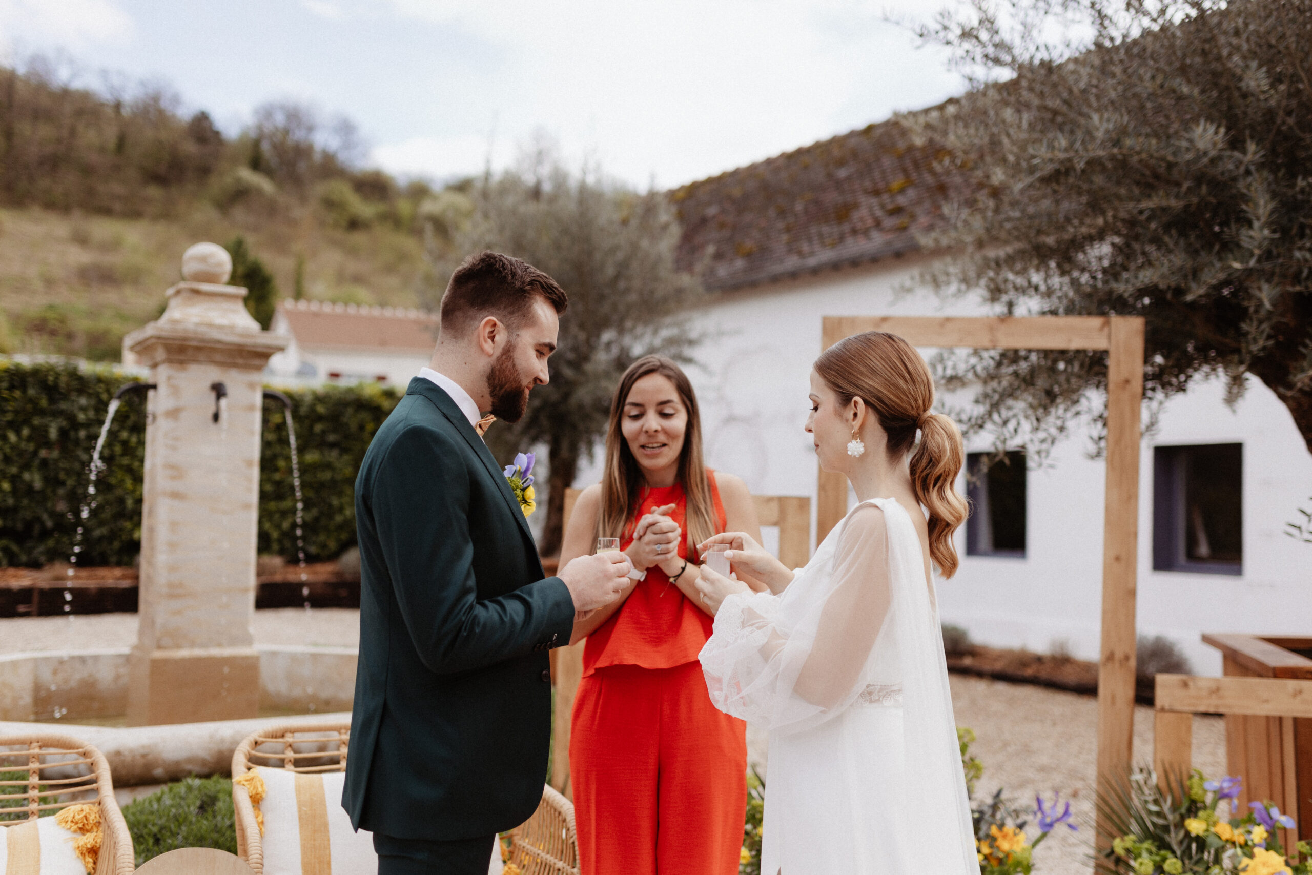 ceremonie laique, rituels ceremonie laique, d day wedding planner, maries, robe, costume, décoration cérémonie