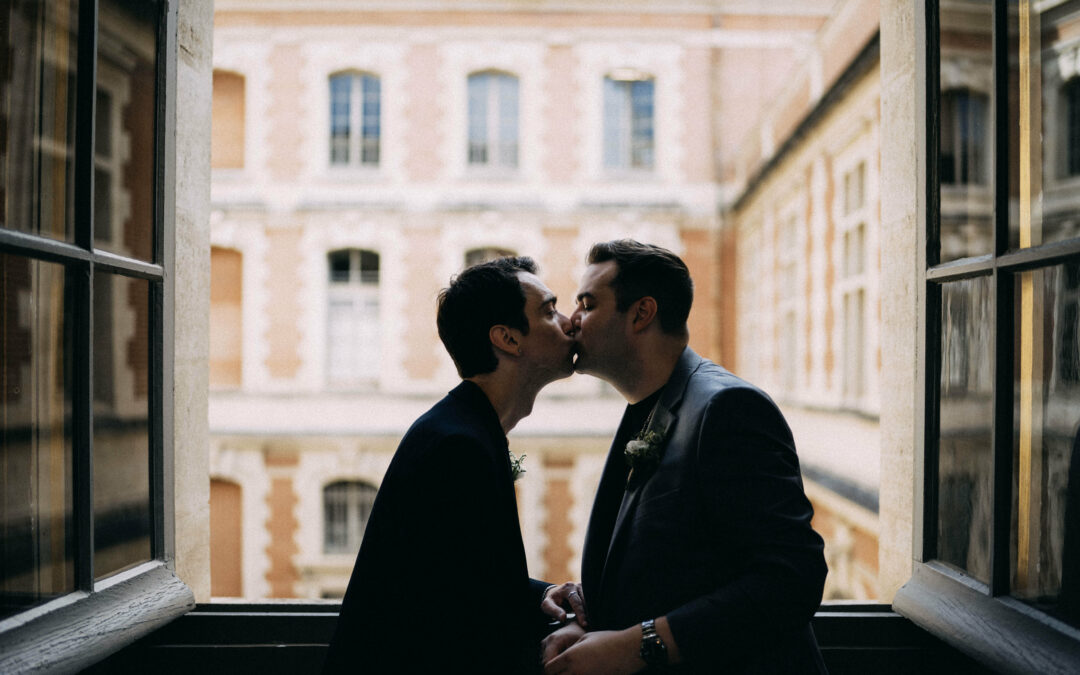 mariage toulouse, lgbt, capitole, séance couple, mairie, baiser