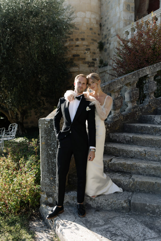 mariage toulouse, wedding planner toulouse, chateau, costume, seance couple, robe, escalier