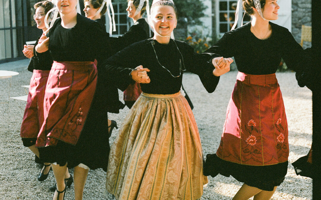 Eléments traditionnels bretons dans un mariage modern