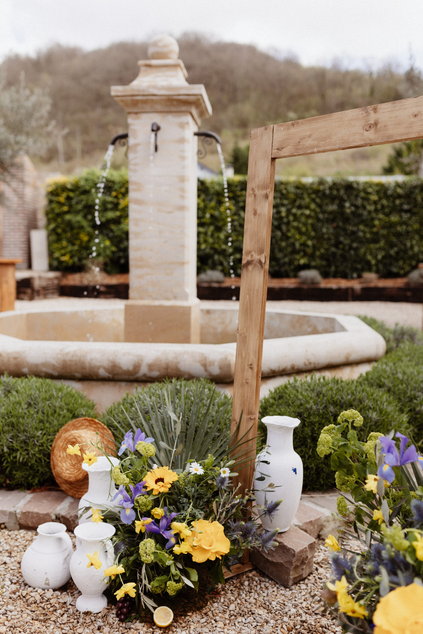 elopement, mariage petit comité, dolce vita, thème italien, cheminée, table à deux, table d'honneur, décoration fleurs, table fleurie, arche, cérémonie laique