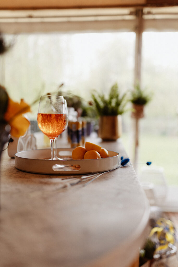 elopement, mariage petit comité, dolce vita, thème italien, cheminée, table à deux, table d'honneur, décoration fleurs, table fleurie, spritz, cocktails, vins et alcools pour un mariage en provence