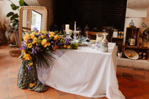 elopement, mariage petit comité, dolce vita, thème italien, cheminée, table à deux, table d'honneur, décoration fleurs, table fleurie