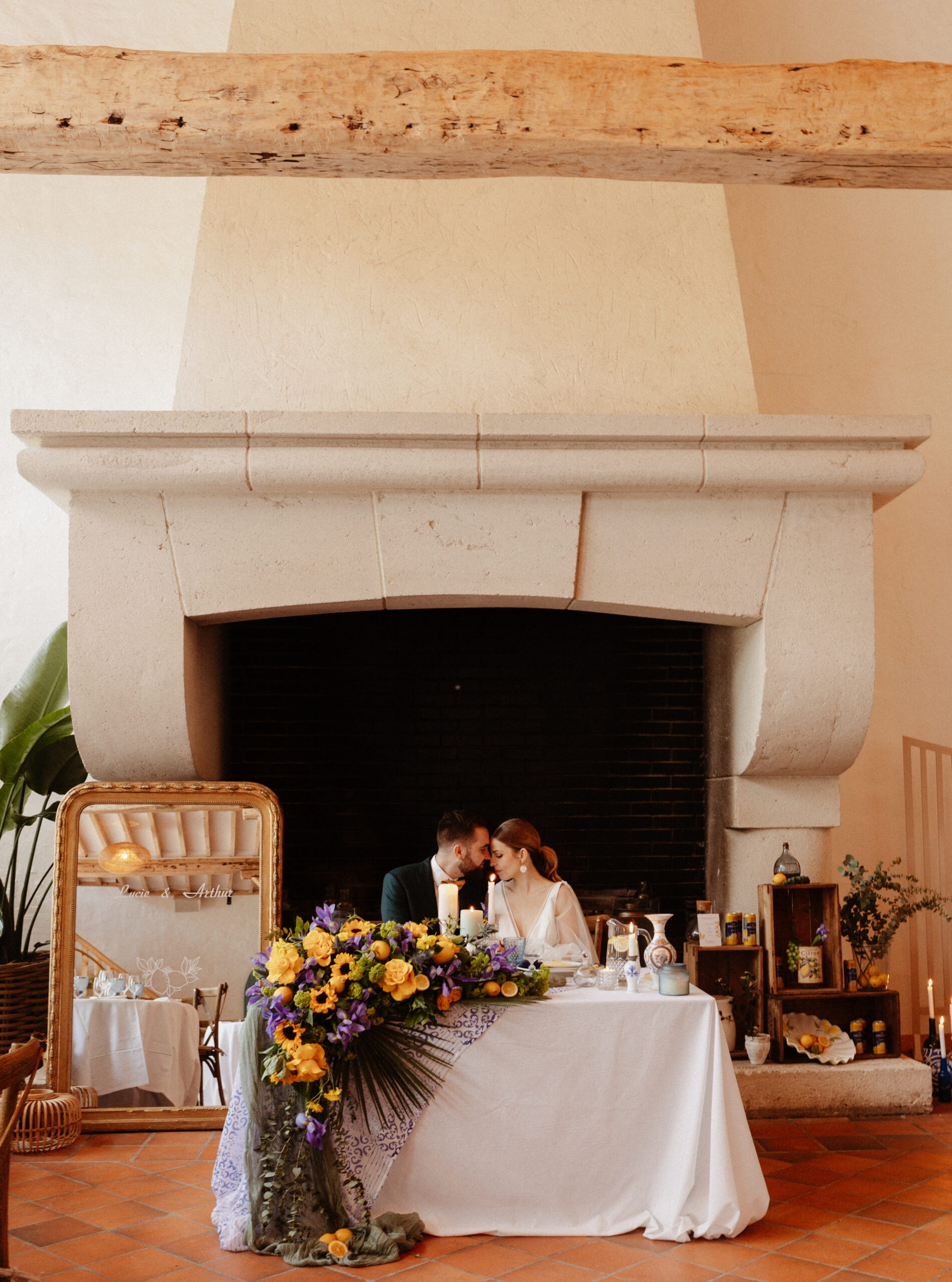 elopement, mariage petit comité, dolce vita, thème italien, cheminée, table à deux, table d'honneur, décoration fleurs, table fleurie