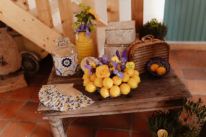 elopement, mariage petit comité, dolce vita, thème italien, cheminée, table à deux, table d'honneur, décoration fleurs, table fleurie, citron, orange, urne