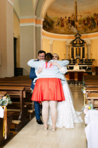 wedding planenr, wedding planner en rouge, red dresse, mariés, marié, mariée, bride, groom, hugs, eglise, mariage à l'église, Organisation de Mariage Strasbourg