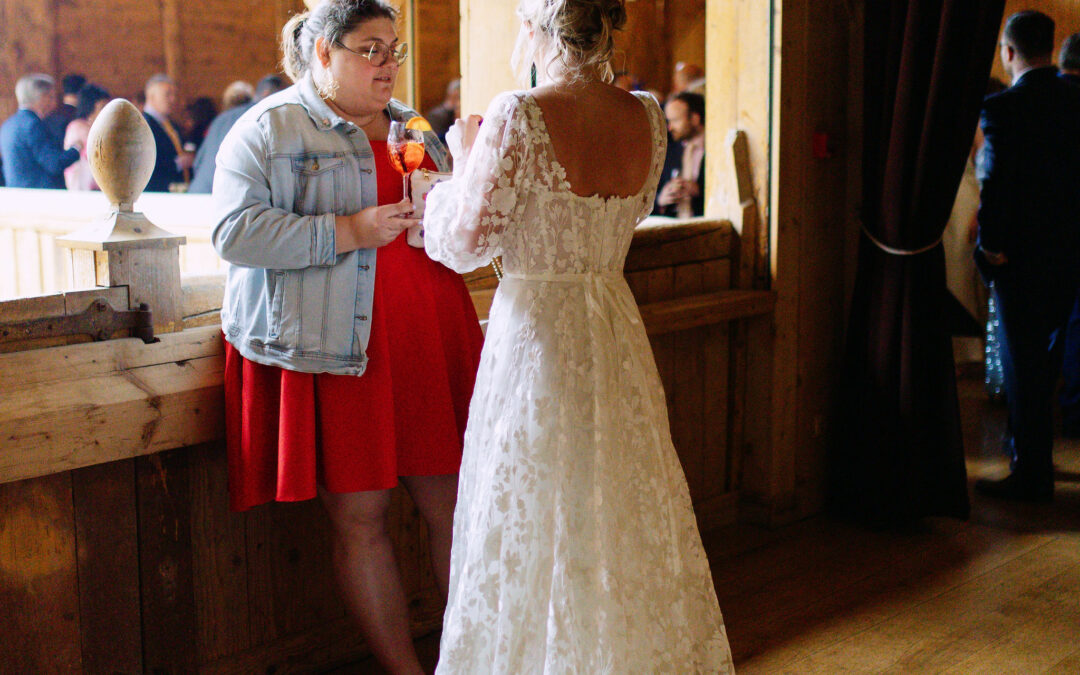 Bride and her planner, wedding planner, robe rouge, mariée, bride cocktail, ferme de gy, complicité