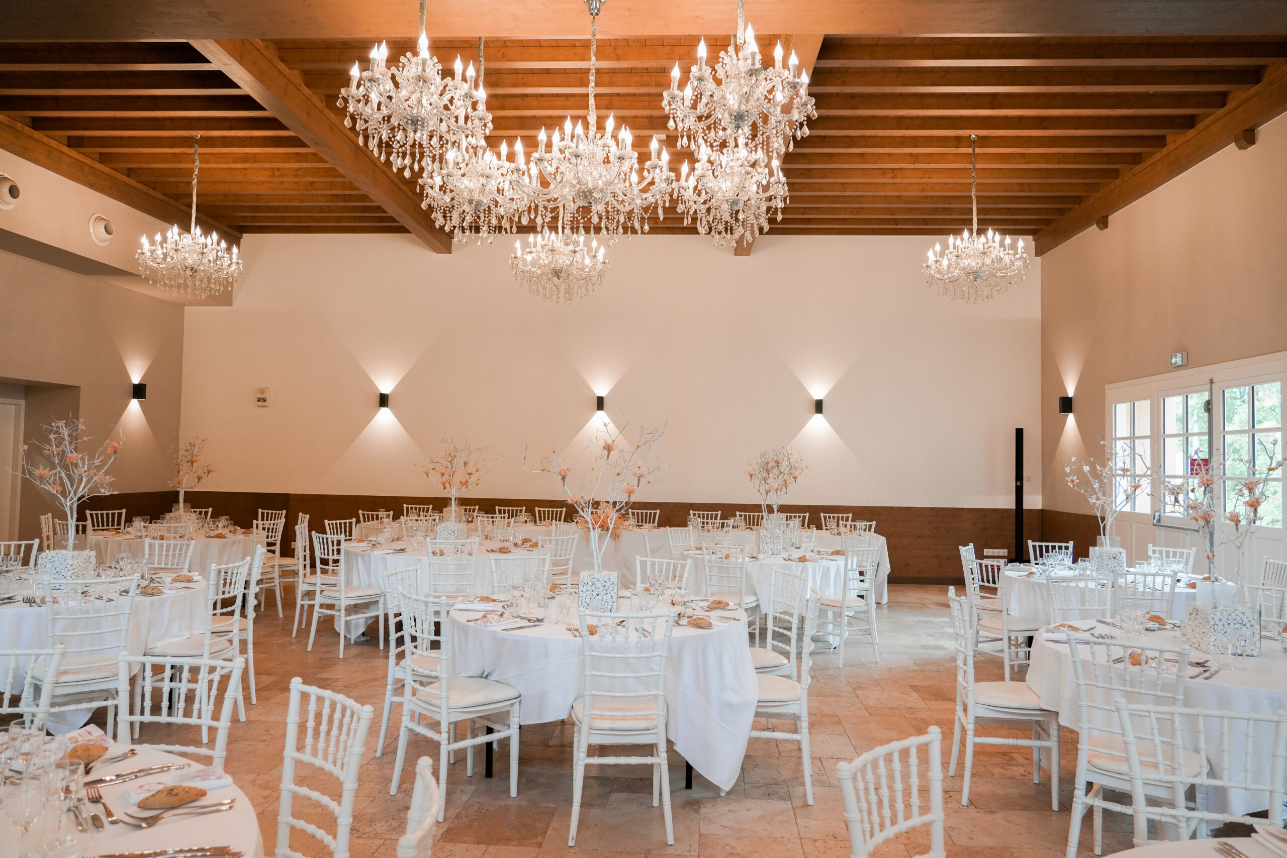 Domaine des tuileries, beaujolais, lustres, tables mariage, moderne, chaises napoléon 