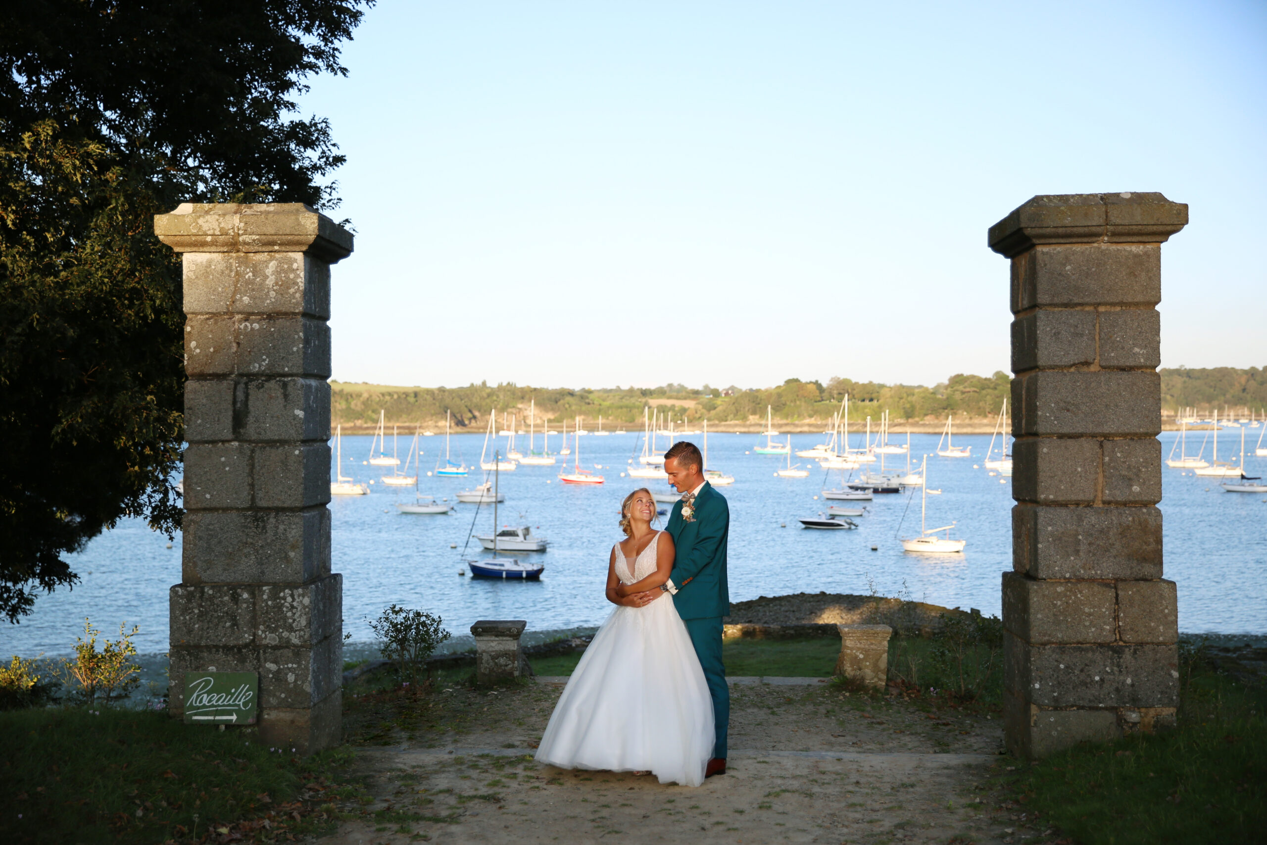 mariage bord de l'eau bateau couple mer, destination wedding planner