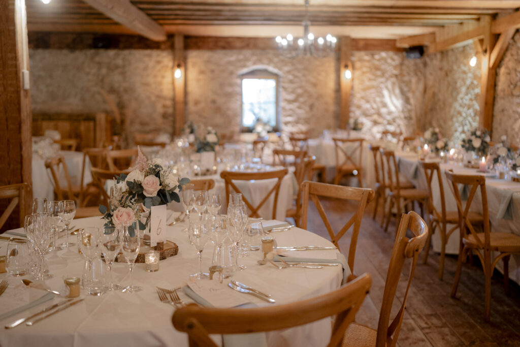 repas de mariage, nappe blanches, mariage rose et blanc, bois, decoration de mariage