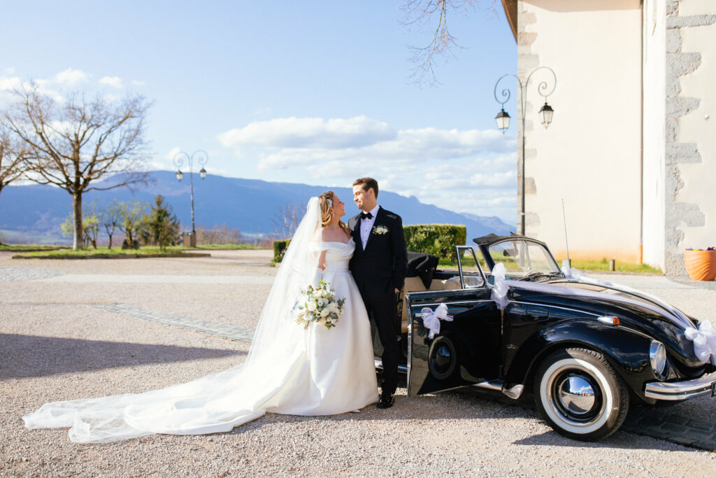 Vue montagne, mariée, marié, bride, groom, coccinnelle, voiture des mariés