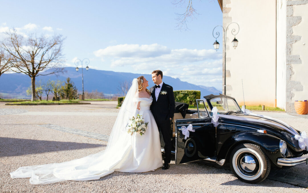 Vue montagne, mariée, marié, bride, groom, coccinnelle, voiture des mariés