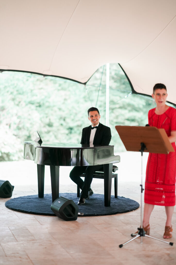 pianiste, piano, musicien, musique, musique cérémonie, musique cocktail, Groupe live mariage, Musique acoustique, Animation live, Concert privé, Groupe jazz, Musique live Orléans, Performance en direct, Ambiance intime, Musique en live, Artistes live