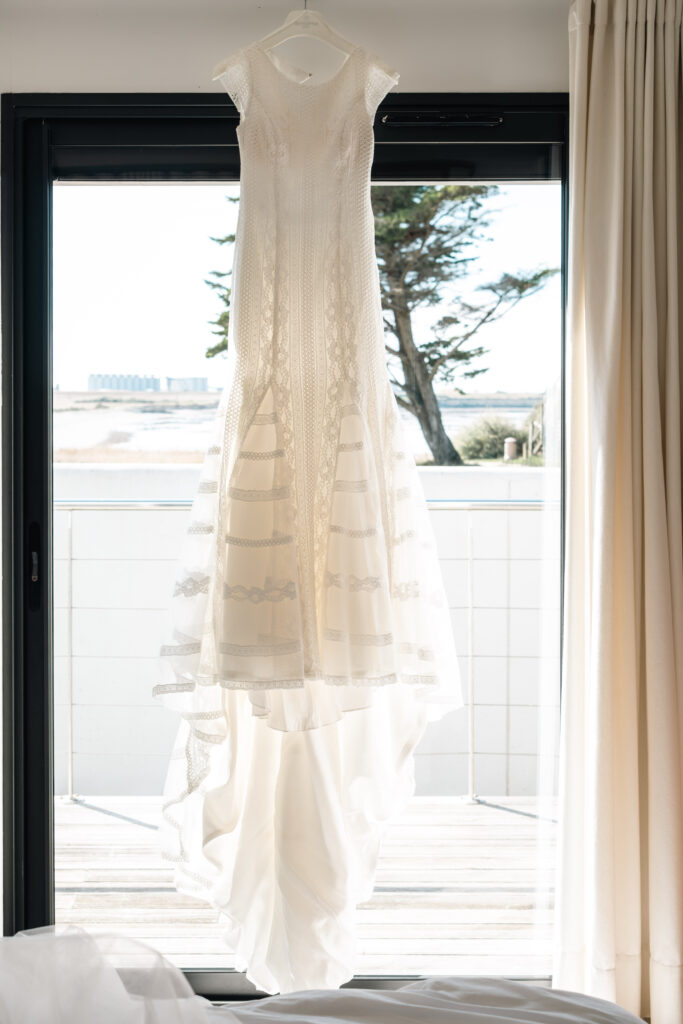 Se marier à la villa 180 mer, mariage La Rochelle, robe de mariée pendue, vue mer, vue océan, chambre, préparatifs mariée