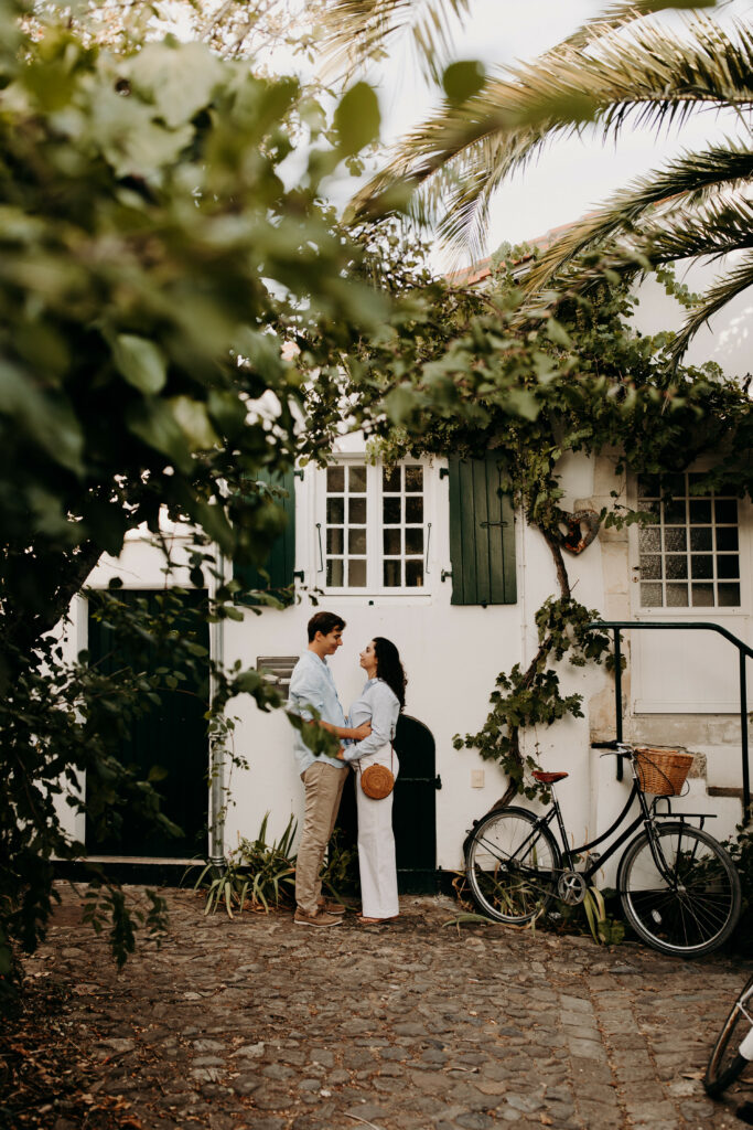 Demande en mariage, séance d'engagement, Ile de ré, rue, vélo, verdure 