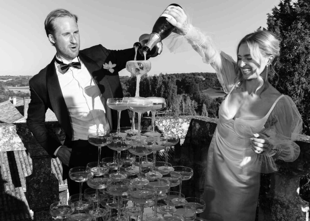 célébration mariage couple fontaine de champagne sourires noir et blanc