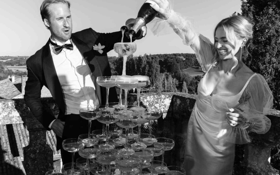 célébration mariage couple fontaine de champagne sourires noir et blanc