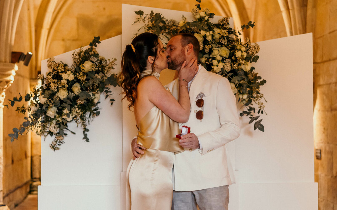 demande en mariage, organisation demande, bague, couple, backdrop, blanc, couple, abbaye,