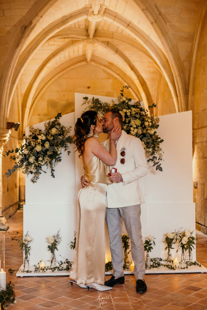 demande en mariage, organisation demande, bague, couple, backdrop, blanc, couple, abbaye,