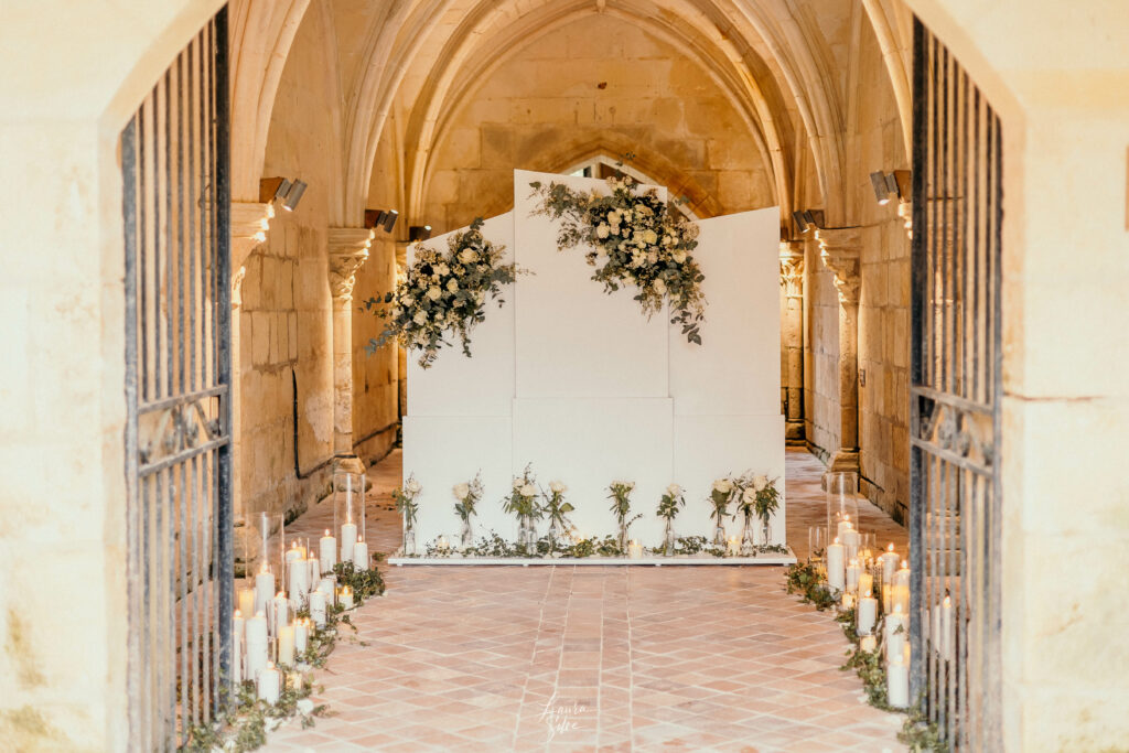 Abbaye, demande en mariage, shooting, allée, chapelle, fleurs blanche, bougie blanche, église, backdrop, Demande en mariage à l’Abbaye de Fontdouce