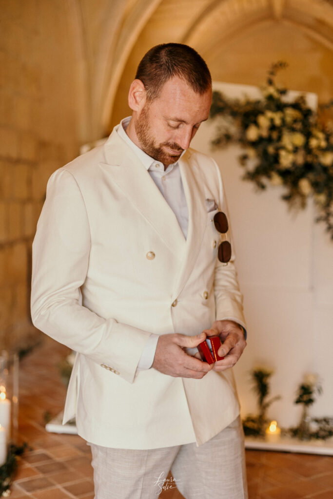 Demande en mariage, costume homme, veste revers, bague, attente demande, abbaye, Demande en mariage à l’Abbaye de Fontdouce