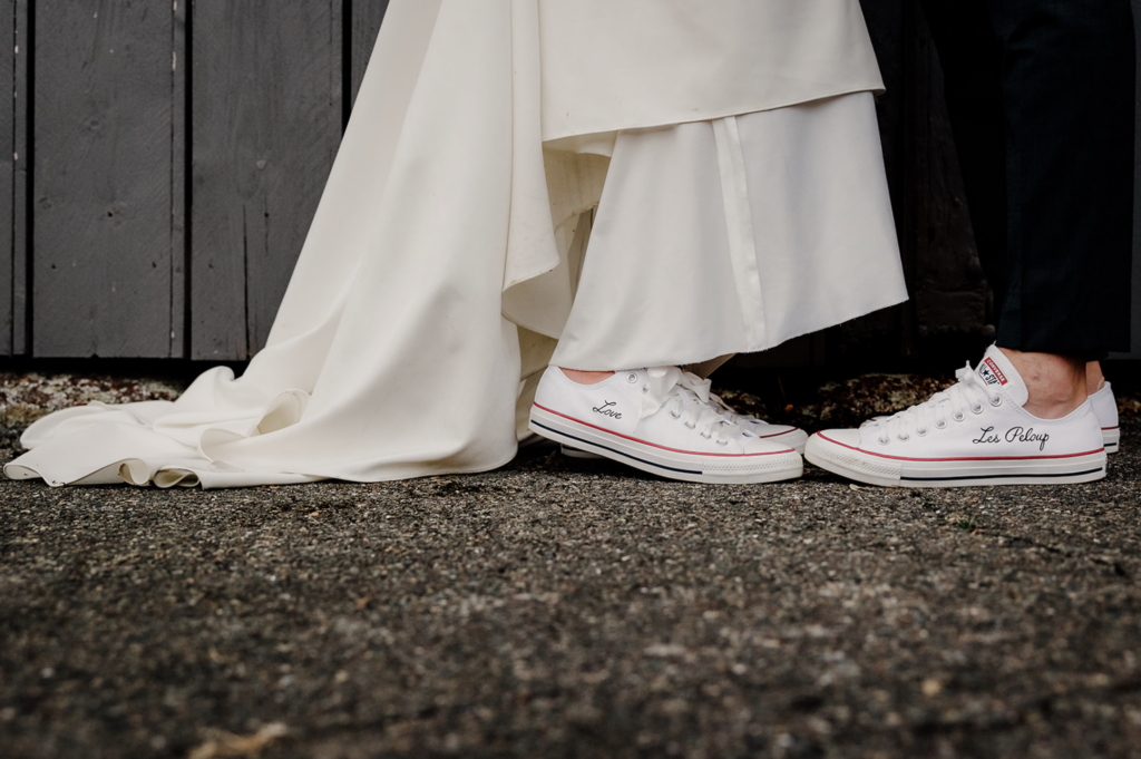 Se marier en basket. Séance couple. Les mariés en baskets. Les baskets sont personnalisées.