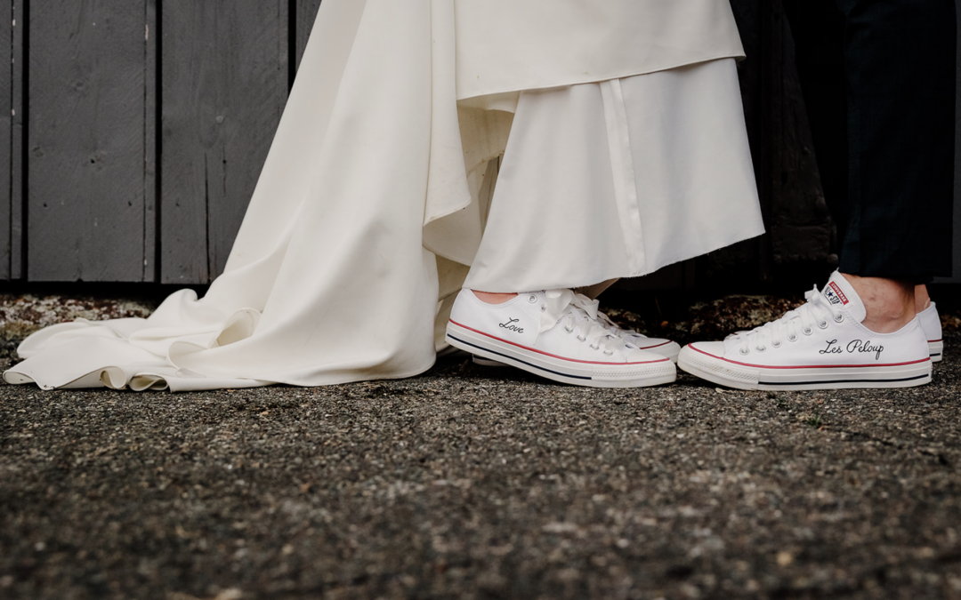 Se marier en basket. Séance couple. Les mariés en baskets. Les baskets sont personnalisées.