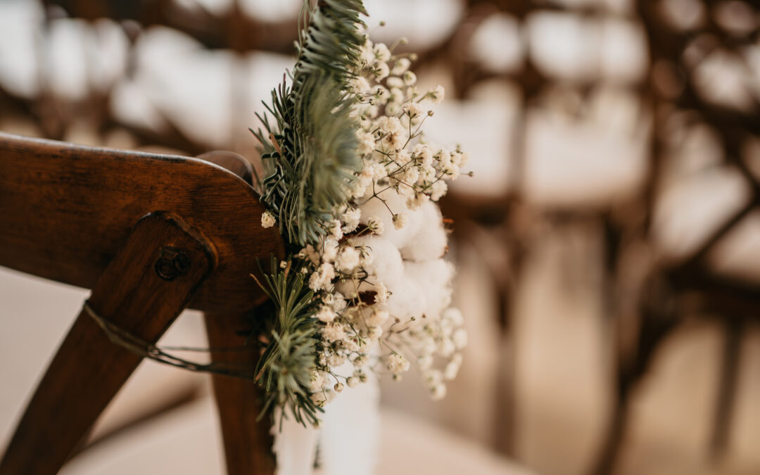 bout de banc, sapin, mariage hiver, mariage noel, sapin, blanc, vert, cérémonie laique intérieur, chaise bistrot