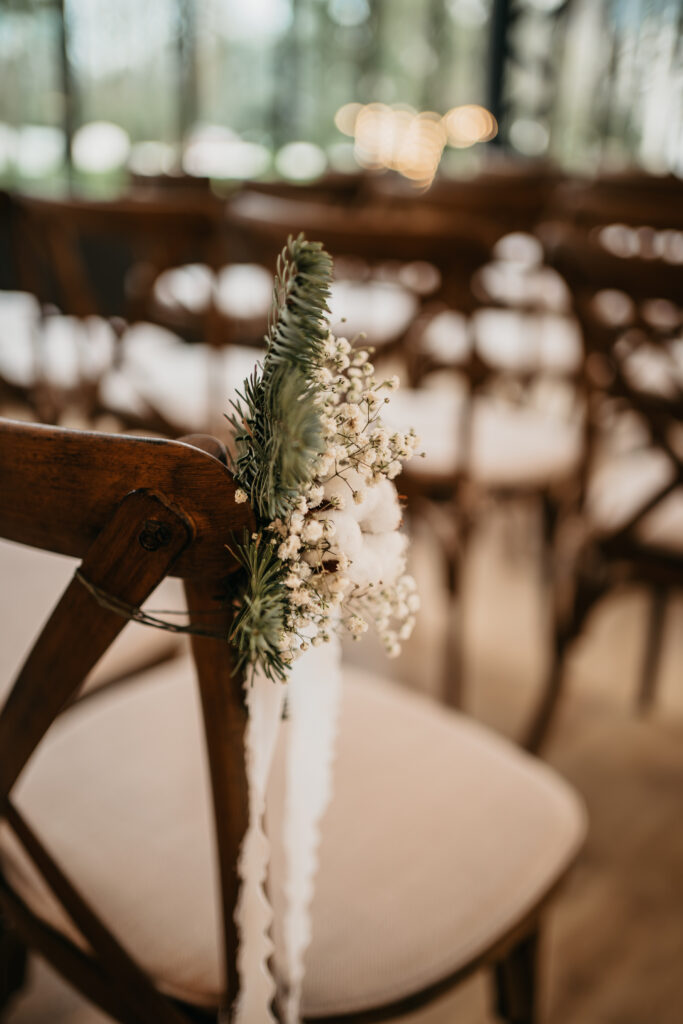 bout de banc, sapin, mariage hiver, mariage noel, sapin, blanc, vert, cérémonie laique intérieur, chaise bistrot, Mariage hivernal à Niort