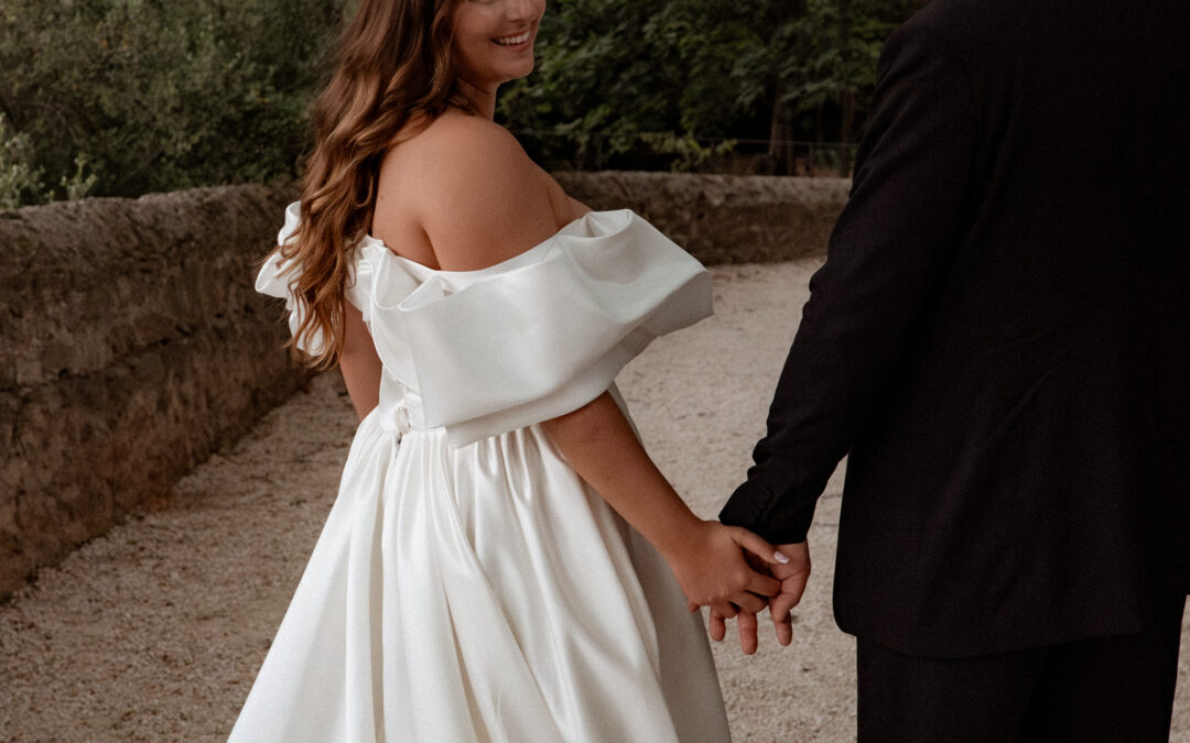 Photo de couple, mariage en extérieur, costume noir