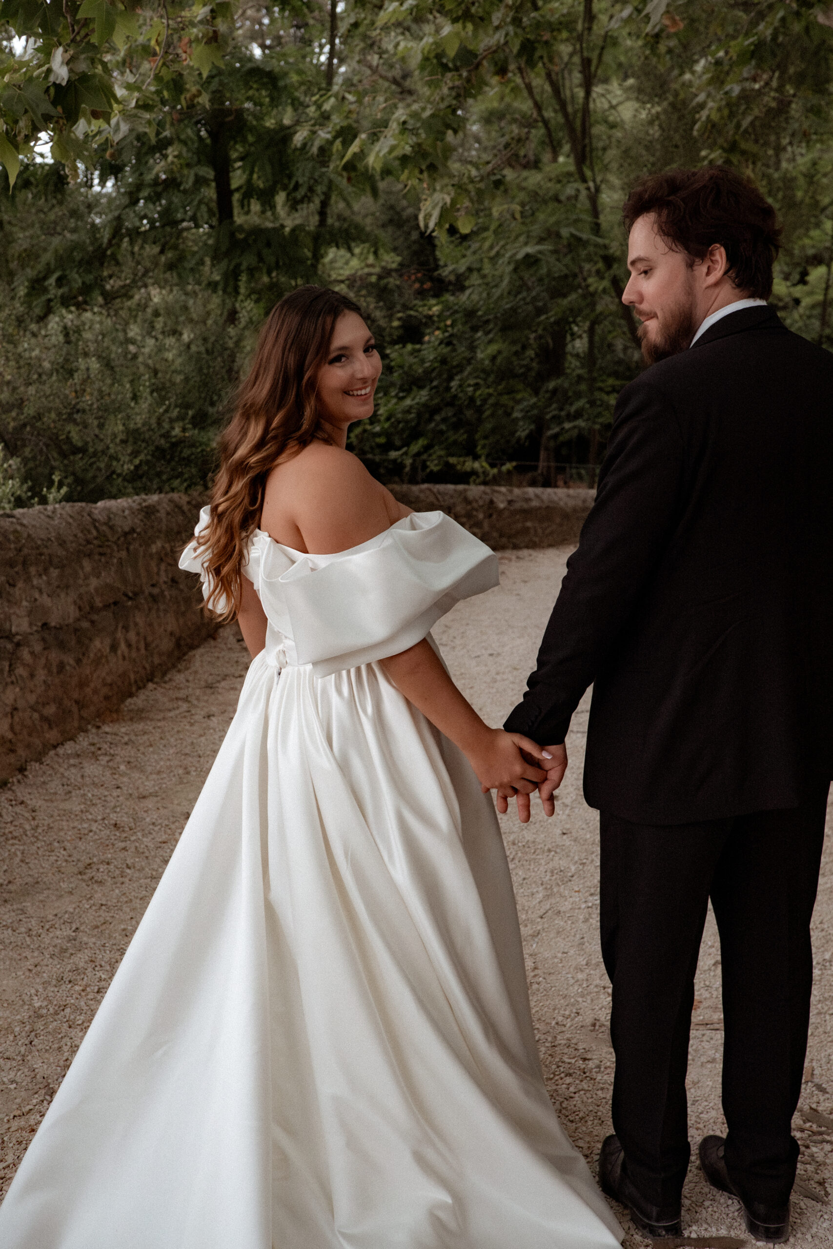 Photo de couple, mariage en extérieur, costume noir