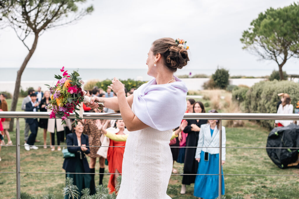 Lancer de bouquet, robe de marié, villa privé, la rochelle, mariée, invités, vue mer, vue océan, Se marier à la villa 180°Mer