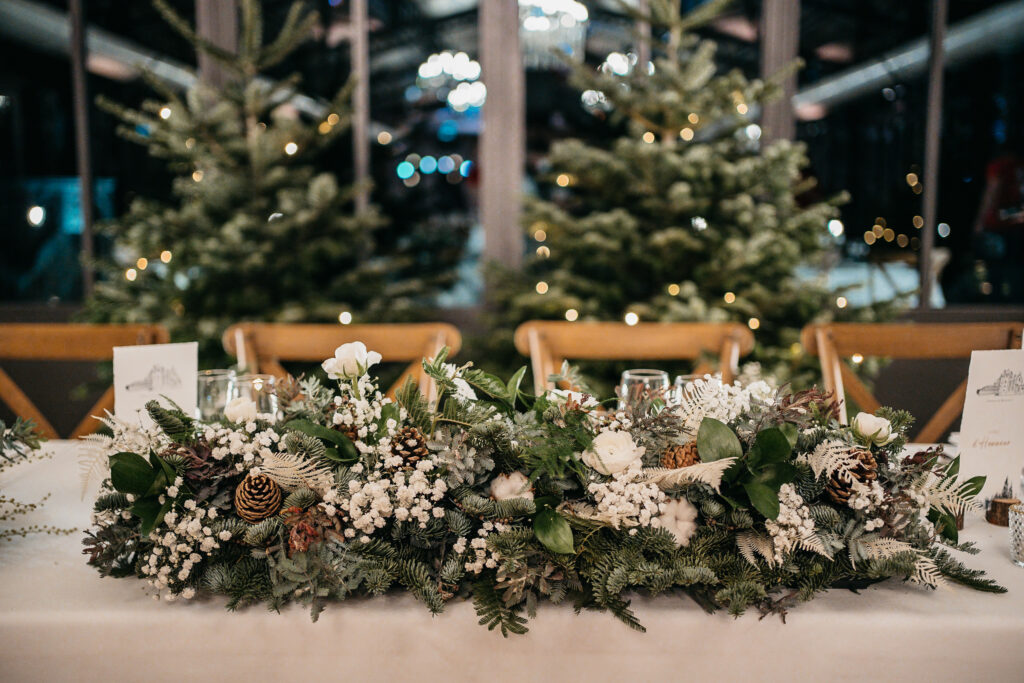 Mariage hivernal, hiver, centre de table, pomme de pain, sapin, noel, guirlande, blanc vert, table d'honneur, Mariage hivernal à Niort