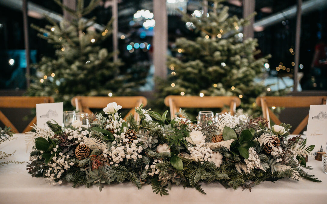 Mariage hivernal, hiver, centre de table, pomme de pain, sapin, noel, guirlande, blanc vert, table d'honneur