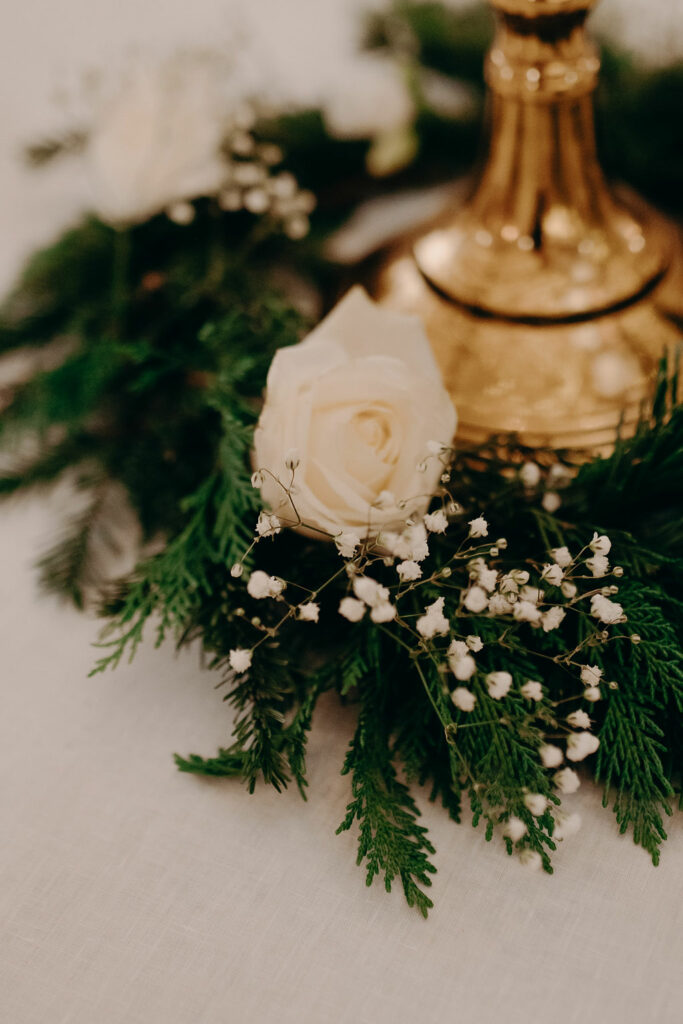 Centre de table, décoration, sapin, fleurs blanches, mariage hiver, mariage noel