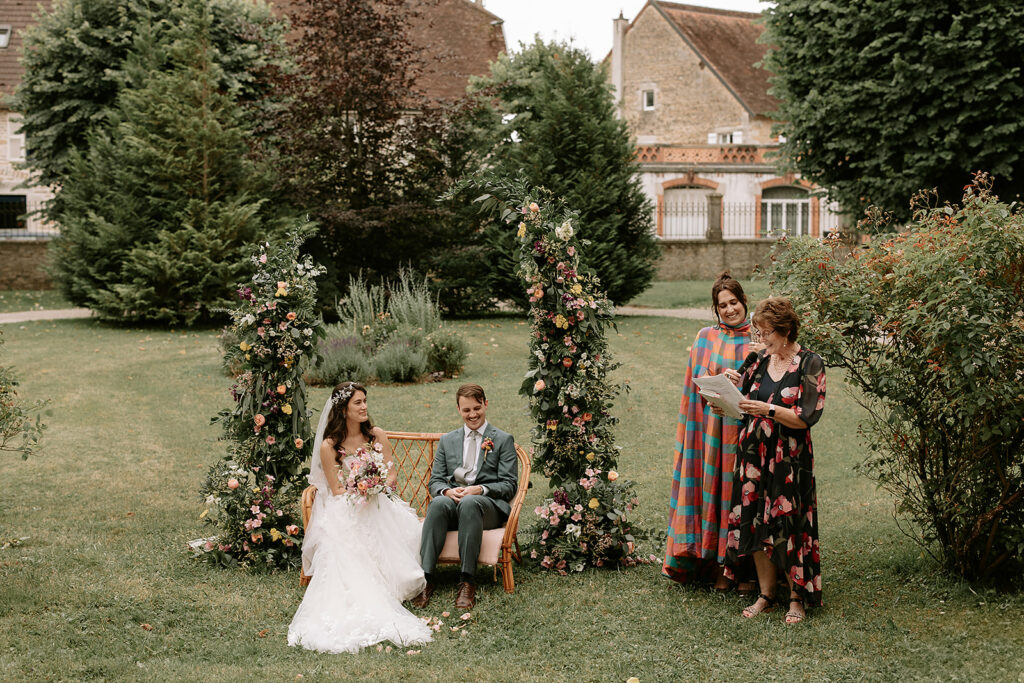 mariage à domicile, mariage en plein air, mariage champêtre dans le Loiret, cérémonie laïque, banquette, arche fleurie, ferme, jardin, 