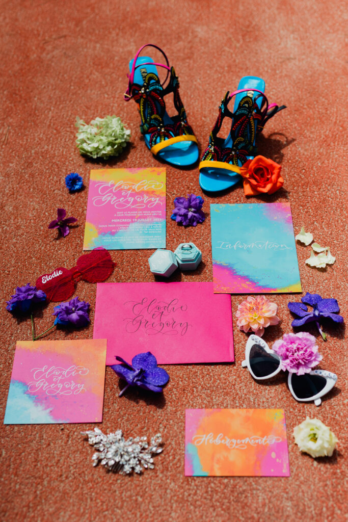 flat lay coloré, mariage coloré, faire part coloré, chaussure de mariée