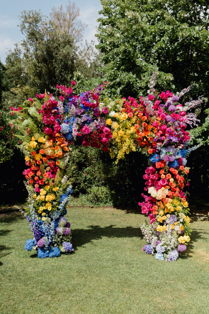 arche de cérémonie coloré, arche fleuri, fleurs de mariage, mariage coloré , mariage elodie et greg