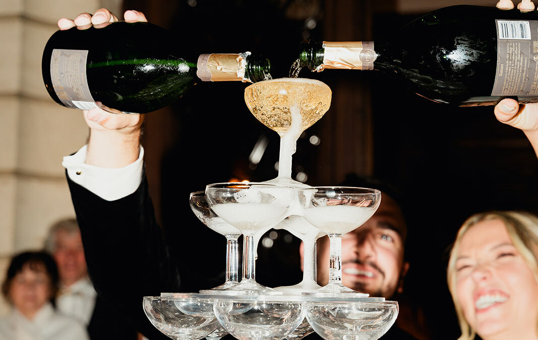 fontaine de champagne, cascade, champagne, mariée, marié, noir et blanc, boissons, coupe de champagne