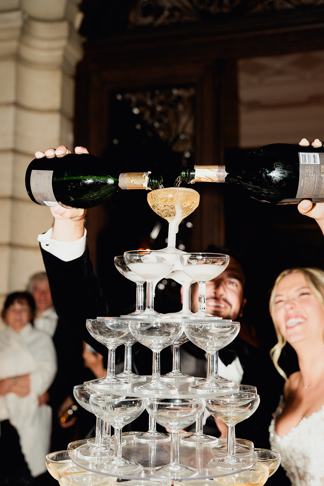 fontaine de champagne, cascade, champagne, mariée, marié, noir et blanc, boissons, coupe de champagne