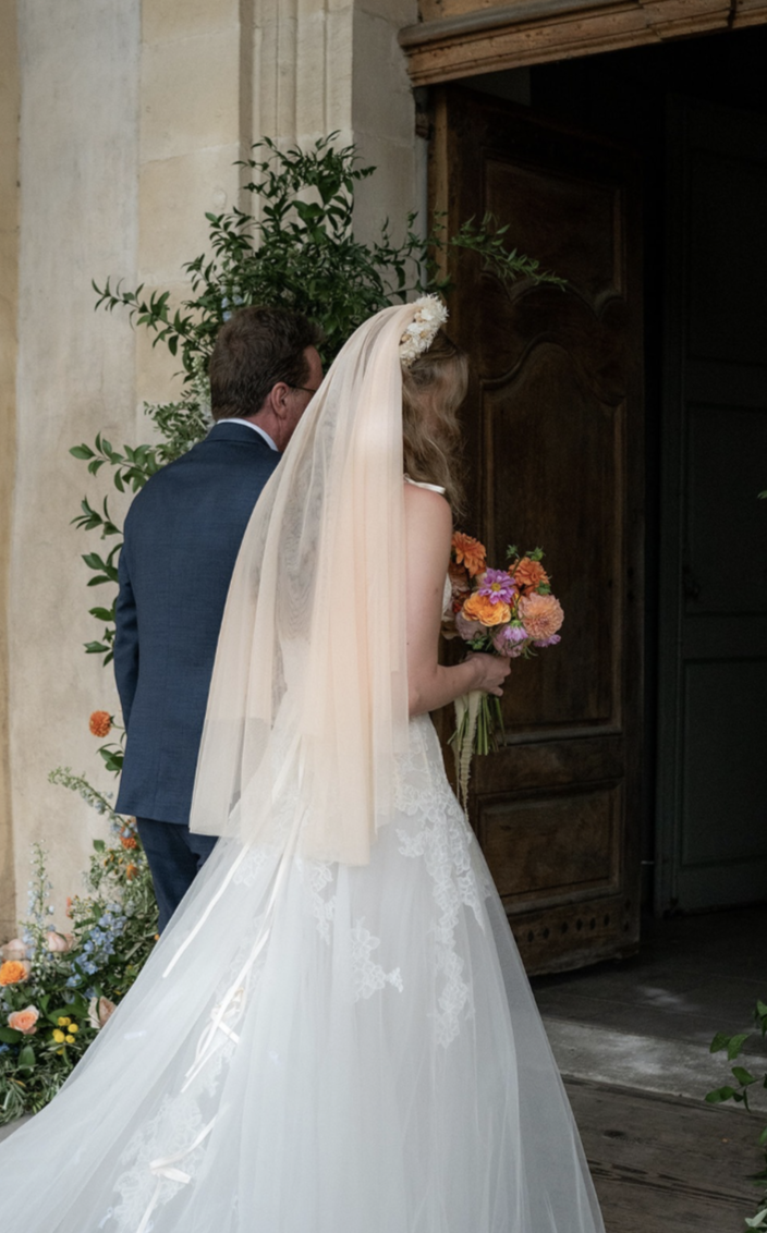 Photo de la mariée rentrant dans une église