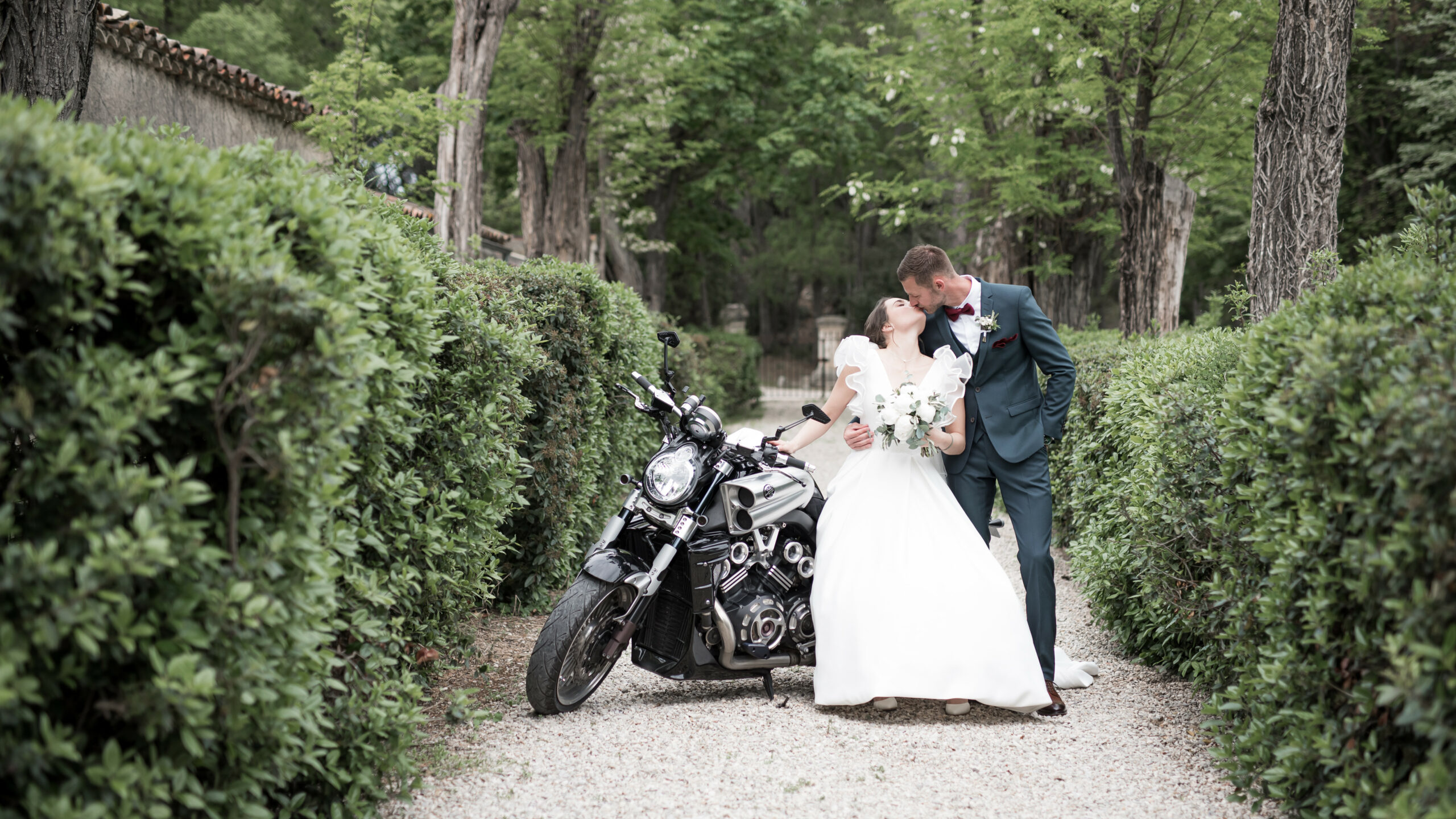 mariés, couple, photo, robe blanche, golden hour, couché de soleil, moto