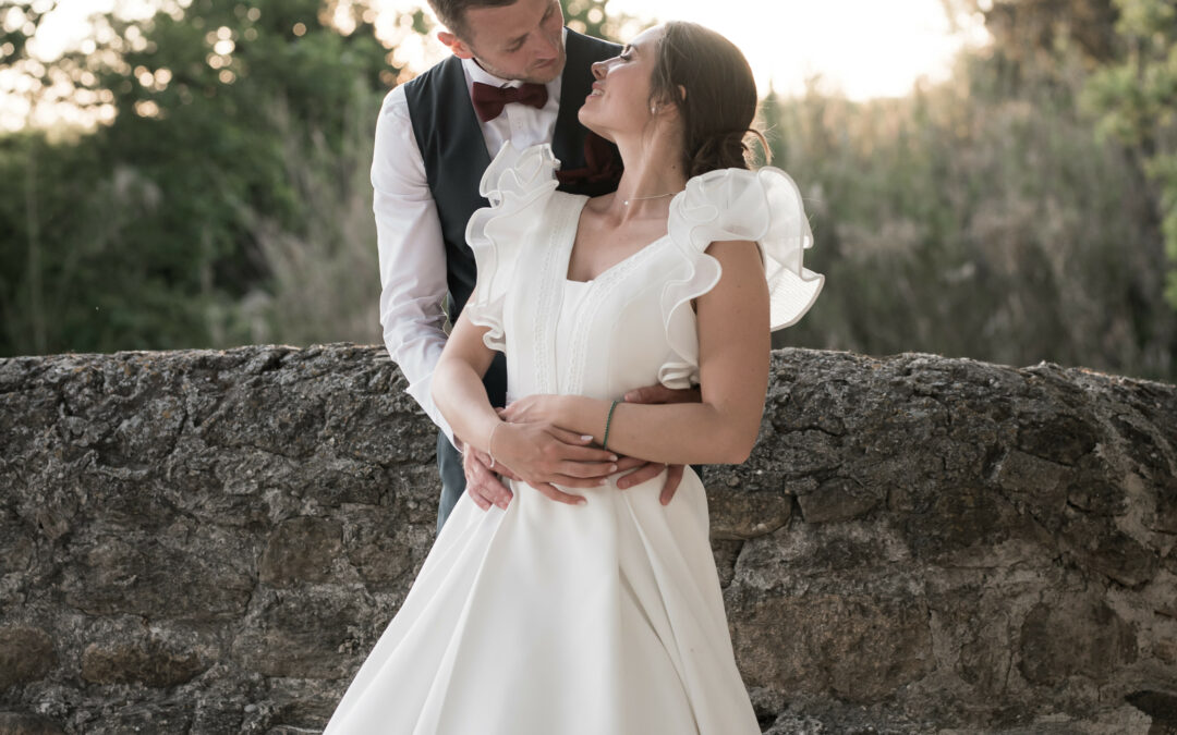 mariés, couple, photo, robe blanche, golden hour, couché de soleil