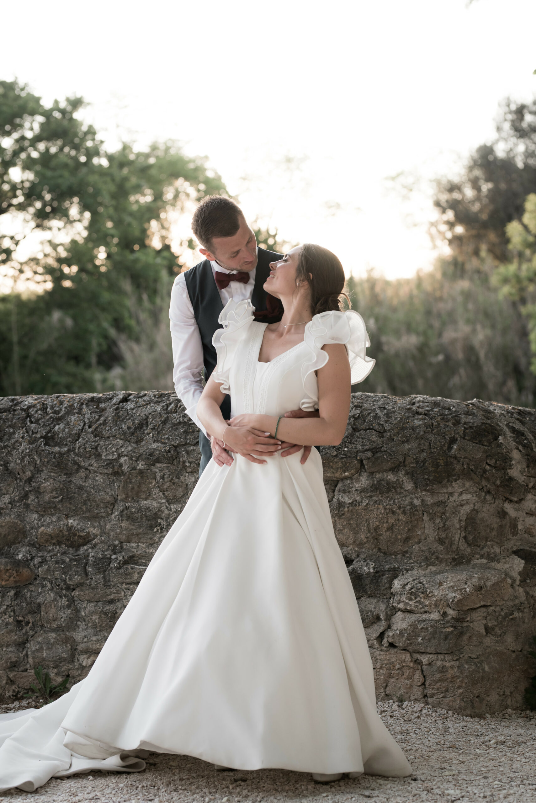 mariés, couple, photo, robe blanche, golden hour, couché de soleil