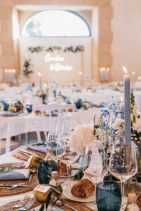 repas, repas de mariage, salle de reception, decoration de salle, néon, arche, arche fleurie, fleurs, composition florale, bougies, bougies bleues, salle de mariage