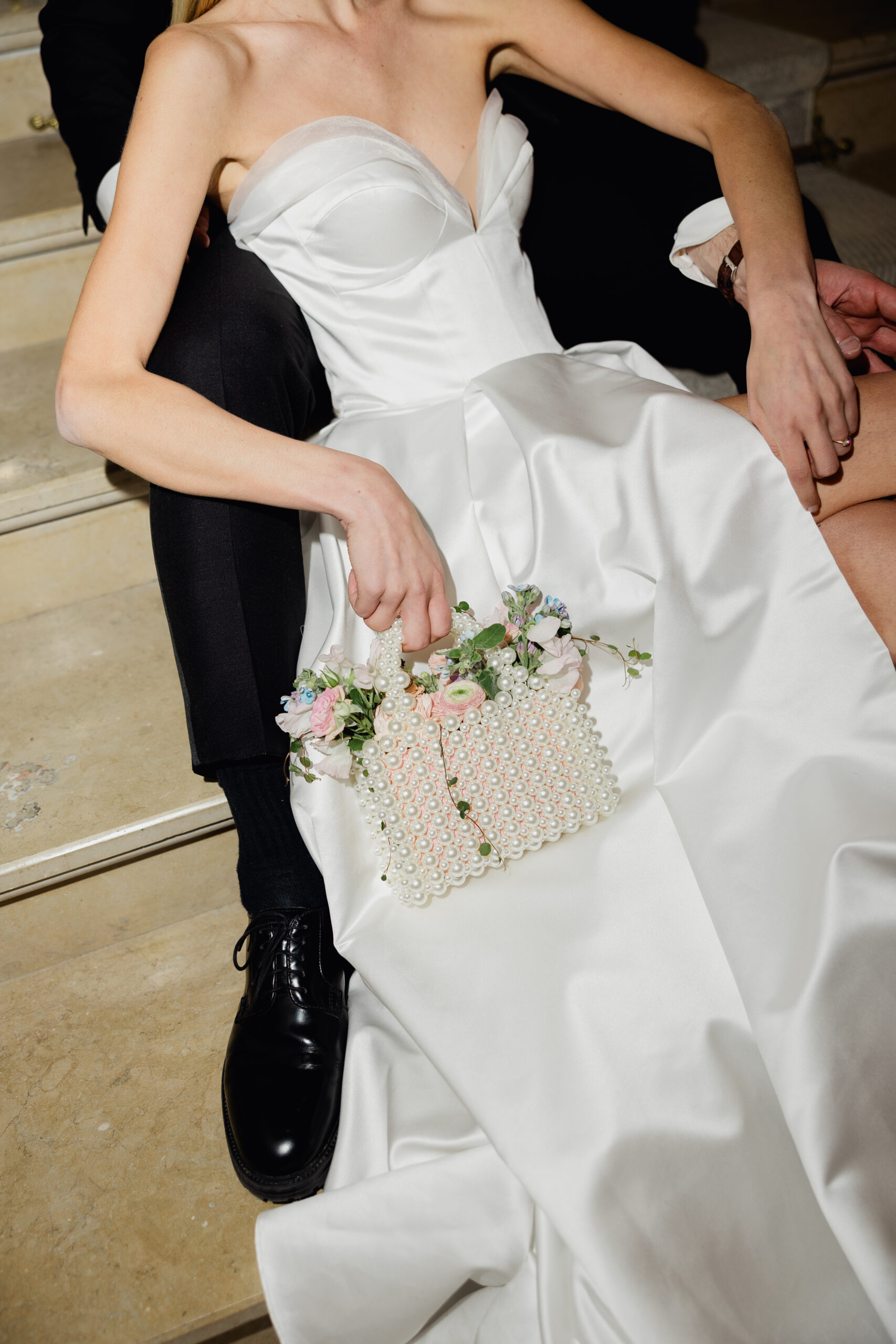 Bouquet en sac, bride, mariée, marié, costume noire, robe bustier, erreurs à eviter